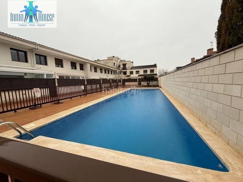 Foto 4450d161-8edb-4ba0-9770-761bcdb31dba. Casa adossada amb calefacció aparcament piscina a Albacete