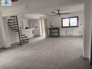 Location Chalet à Pedanías - Extrarradio. Inmohouse alquila chalet con piscina en prestigiosa urbanización