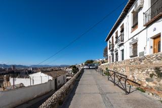 Semi detached house in Carril de la lona 21. Se vende casa adosada en gran via-granada