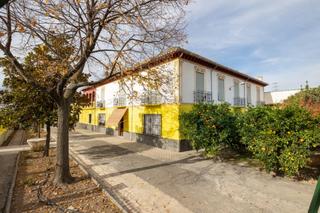 Casa a Calle madrid 15. Se vende gran caseria con parcela y piscina propia en maracena,
