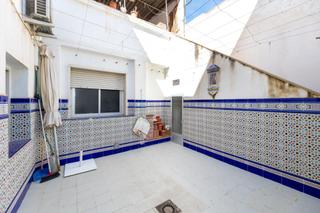 Maison à Calle concordia 3. Se vende casa a pie de metro en armilla