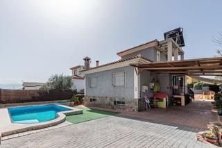 Chalet à N/a. Se vende chalet con piscina en albolote