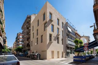 Local commercial à Calle azhuma 38. Se vende local de dos plantas junto alhamar