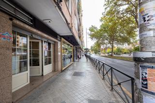 Local commercial à Avenida de madrid 21. Se vende local amueblado en av-madrid-granada en zona plaza de t