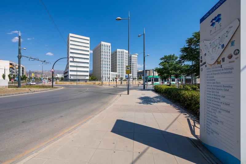 Foto e8d6589f-42cc-493c-9ea3-cdd0e2a9e608. Terreno residencial en calle gustavo doré 12 solar zona campus salud en Armilla