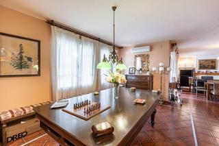 Casa a Camino cájar 12. Se vende gran casa con parcela en la zubia_granada