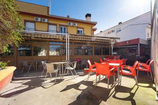 Edifici a Carretera cacin 4. Se vende edificio con gran negocio de restauración y vivienda ju