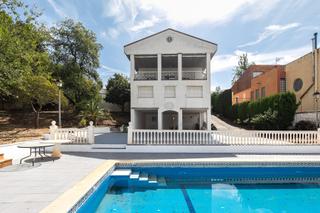 Xalet a Calle emilio aragon 12. Se vende espectacular chaleten monachil con piscina y vistas a l
