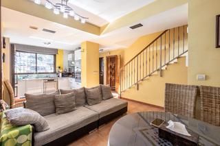 Maison à Calle burgos 2. Se vende casa en la parte baja de barrio de monachil