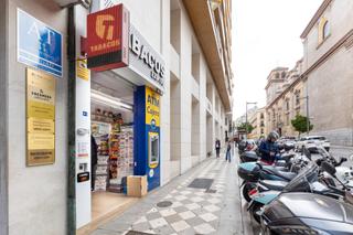 Local commercial à Calle recogidas 32. Se vende licencia del estanco mejor ubicado de granada