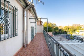 Maison à Calle clarines 17. Se vende casa en granada capital -