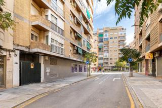 Parking coche en Camino de ronda 95. ¡se vende amplia plaza de garaje en camino de ronda en granada!