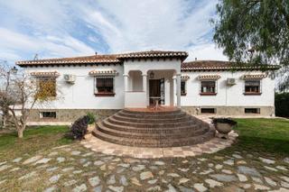 Chalet à Calle río genil 25. Se vende impresionante villa en cortijo de san javier (las gabia