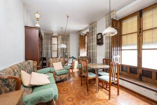 Casa a Plaza del sol 3. Se vende espectacular casa para rehabilitar o construir edificio
