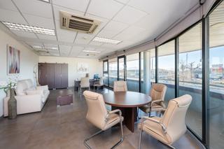 Édifice à Calle zárate 9. Se vende edificio comercial totalmente instalado a pie de carret