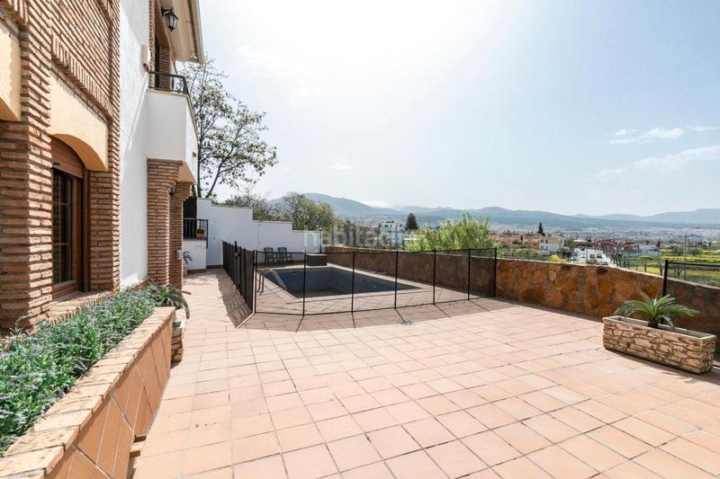 Foto a8512185-e6a1-4a32-9df0-8fea21671355. Casa en avenida loaysa 2 se vende villa de lujo en huetor vega zona entrada en Huétor Vega
