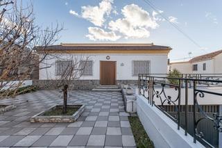 Casa a Calle granada 57. Se vende chalet en una sola planta con parcela en el barrio de m