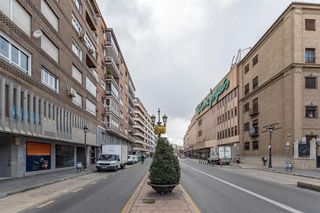 Local Comercial a Calle acera del darro 74. Se vende magnifico local comercial en acera del darro en frente