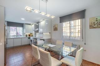 Maison à Calle los lópez 2. Se vende moderna y espaciosa casa con la piscina propia en vegas