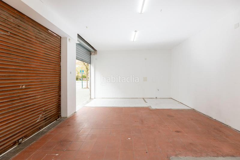 Foto a3666a94-cb85-43e9-aa19-a6f53adf29a2. Local comercial a calle profesor manuel garzón pareja 17 a Granada