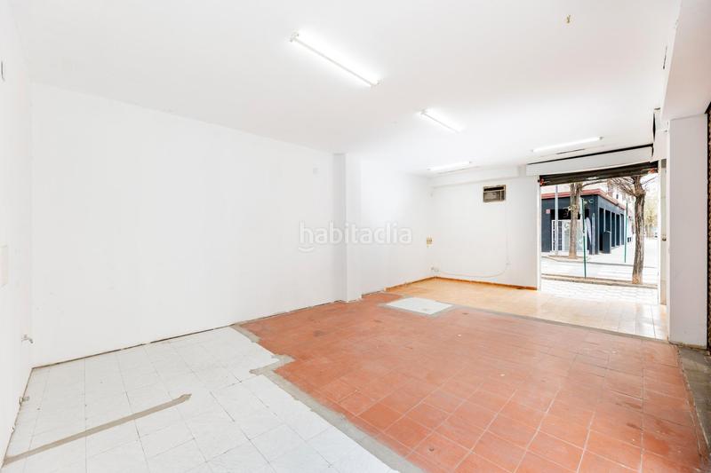 Foto c4a2c7d3-98b9-47e2-8b70-af9620e15ba3. Local comercial a calle profesor manuel garzón pareja 17 a Granada