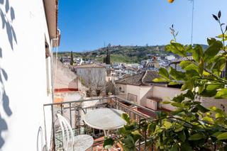 Semi detached house in Cuesta del chapiz 37. Se vende casa con encanto a reformar en plena cuesta del chapiz.