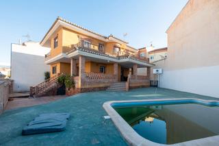 Maison à Calle paraguay 21. Se vende casa independiente con piscina y todas las comodidades