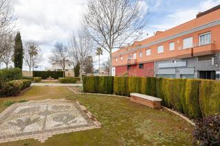 Aparcament cotxe a Calle clara campoamor 1. Se vende parking en sotano de edificio en granada-aeropuerto - r