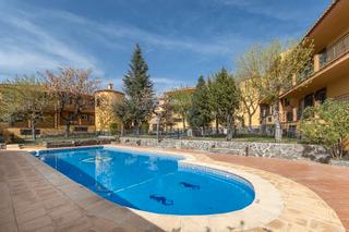 Pis a Calle encantado 21. Se vende ¡pisazo con terraza y residencial con piscina en ogijar