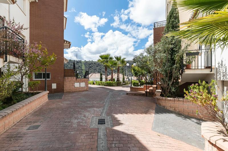 Foto 3bb71808-ca83-4e4f-8738-ad9d2d0159a3. Casa en calle almaciles 13 se vende casa en venta en urbanización privada junto al hospital vithas! en Granada