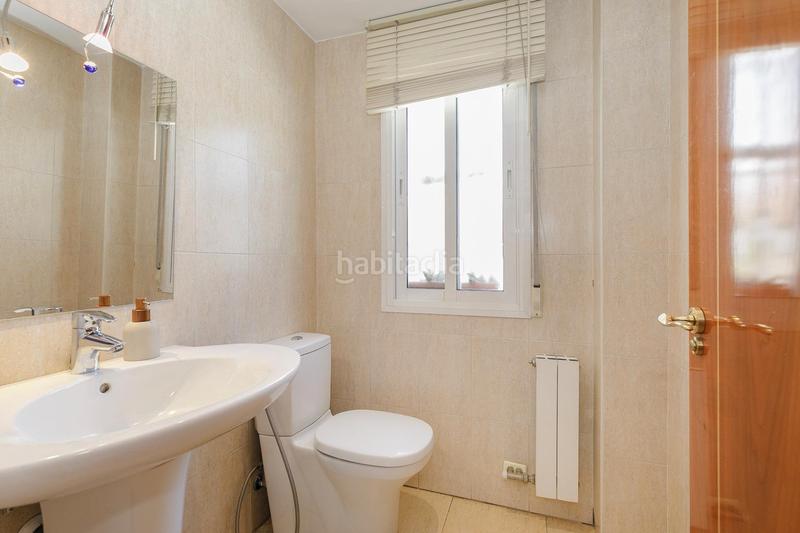 Foto 5e6bd7ec-c123-4d08-b0e0-a3f8ea4ea310. Casa en calle almaciles 13 se vende casa en venta en urbanización privada junto al hospital vithas! en Granada