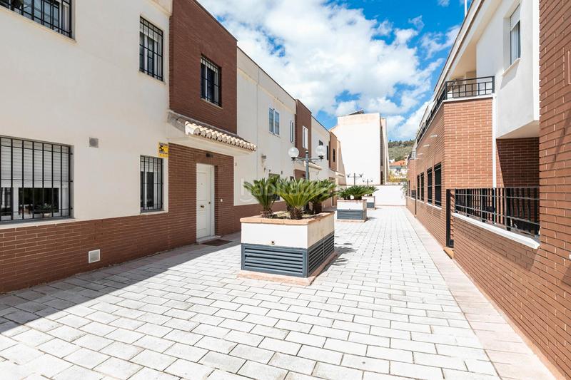 Foto 9ddeeea4-f532-4b1d-8a19-311dceae6d30. Casa en calle almaciles 13 se vende casa en venta en urbanización privada junto al hospital vithas! en Granada