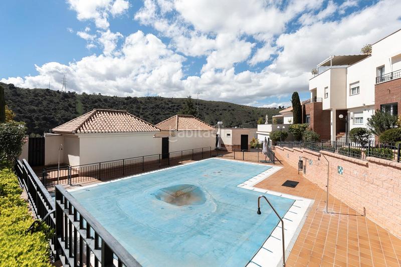 Foto b377db95-d628-40f7-a5c3-11bb7101904e. Casa en calle almaciles 13 se vende casa en venta en urbanización privada junto al hospital vithas! en Granada