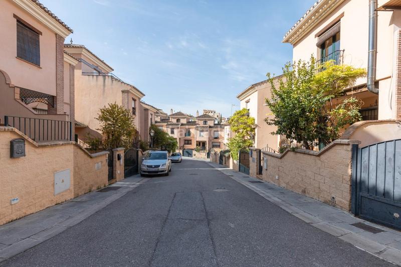 Foto 2698f916-544e-40f0-a2a9-cc97eae4de85. Casa adosada en calle estrella 5 ¡se vende espectacular casa en la zubia – lista para entrar a vivir! en Zubia (La)