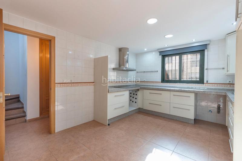 Foto 321858f9-d816-49f4-acce-a00d5e3e23ac. Casa adosada en calle estrella 5 ¡se vende espectacular casa en la zubia – lista para entrar a vivir! en Zubia (La)