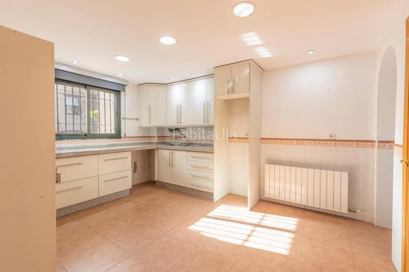 Foto 8a565a6d-159b-4216-a8eb-09be78f3eeb0. Casa adosada en calle estrella 5 ¡se vende espectacular casa en la zubia – lista para entrar a vivir! en Zubia (La)