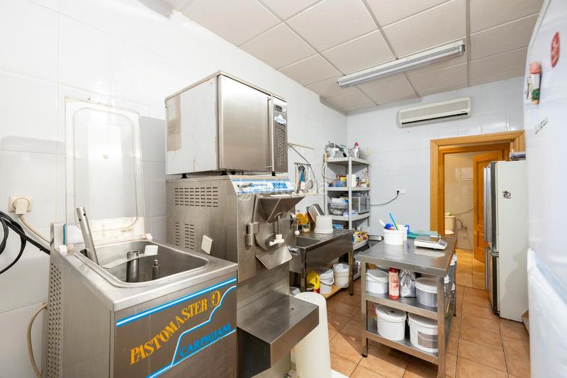 Foto b5b4524a-8528-4c61-a1d3-44cd69c21547. Locale commerciale in calle gabriela mistral 2 in Granada