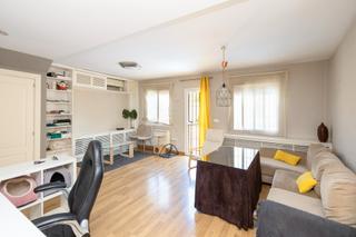 Casa adossada a Calle moral 11. Se vende casa adosada con piscina y garage en cajar zona zona me