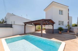 Casa aparellada a Calle floridablanca 1a. Se vende gran casa con piscina en huetor vega _granada