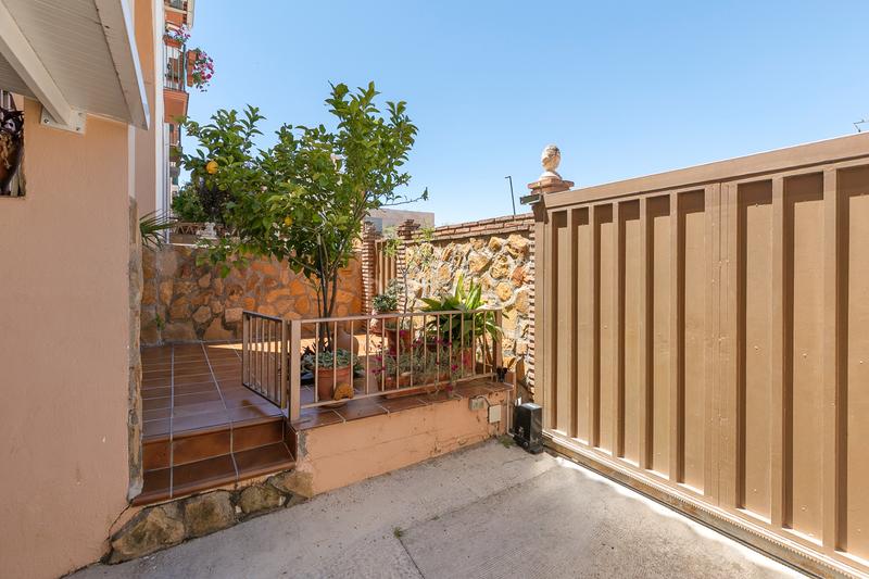 Foto 6df7af15-f9e6-4a75-81df-8cc46272bf41. Casa adosada en calle montevive 34 se vende casa adosada _granada en Otura
