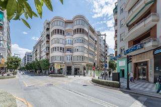 Appartement à Calle recogidas 45. Se vende amplio y luminoso piso en pleno centro granada