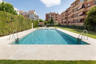 Appartamento in Calle rosa chacel 2. Se vende piso de 2 dormitorios en urbaniización con piscina en p