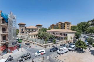 Casa adossada a Plaza del triunfo 13. Se vende casa adosada con licencia turística junto al arco de el
