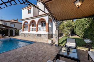 Xalet a Avenida de carmen morcillo 10. Se vende chalet amueblado en urbanización privada buenavista en