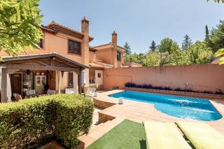 Maison jumelée à Carretera de la zubia 4. Se vende espectacular casa adosada con piscina propia en la zubi