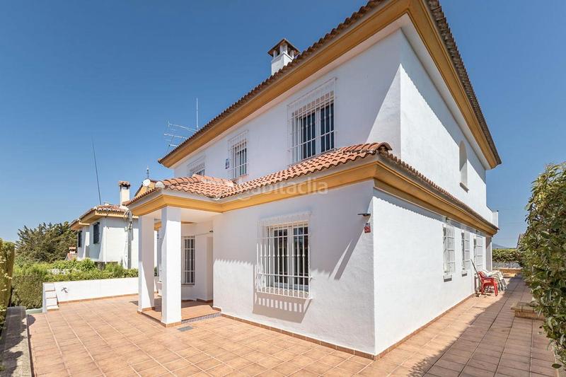 Foto 20a4bf1c-21fc-4218-90a1-3e138b3d6369. Chalet en avenida monteluz 153 se vende chalet independiente con piscina en urbanizacion monteluz__granada en Peligros
