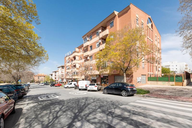 Foto 28237c79-5bb1-4ced-a089-137e8ff62a6b. Local comercial a calle rosa chacel 2 a parque nueva Granada Granada