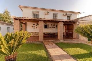Masia en Calle real 10. Se  vende finca y chalet con licencia turistica en moraleda de z