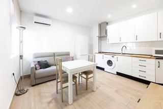 Business premise in Calle doctor medina olmos 4. Se vende excepcional local reformado y amueblado como vivienda e