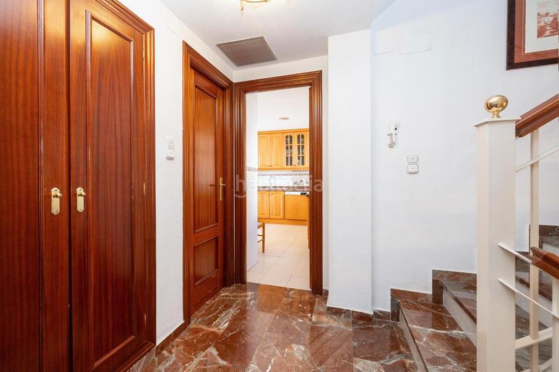 Foto 25daa84e-a6e5-4826-a75a-8513d458b6c3. Casa adosada en calle teresa de calcuta 3 se vende espectacular casa adosada ubicada en el exclusivo barrio de albayda, diseñada con una distribución funcional en Granada